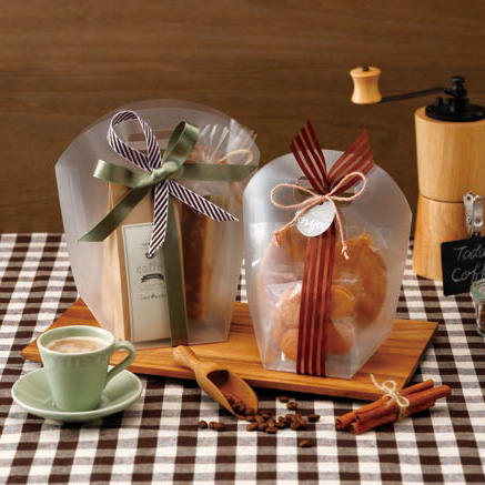 マチ広で底面が正方形の手提げバッグ型の半透明クリアケース