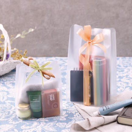 シンプルな手提げバッグ型の半透明クリアケース